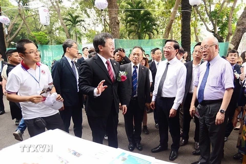 Đại diện lãnh đạo hai nước Việt Nam-Nhật Bản tham quan các gian hàng tại lễ hội. (Ảnh: Thu Hương/TTXVN)