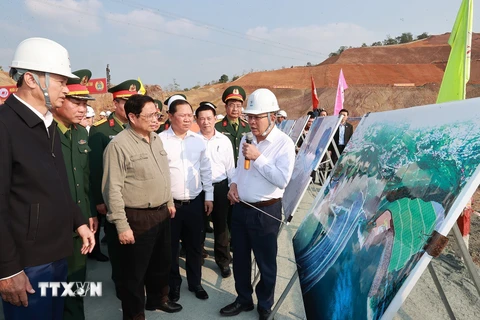 Thủ tướng Phạm Minh Chính xem các hình ảnh giới thiệu công trình mở rộng Nhà máy Thủy điện Hòa Bình. (Ảnh: Dương Giang/TTXVN)