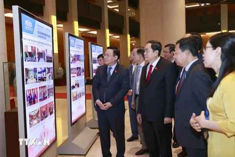 Chủ tịch Quốc hội Vương Đình Huệ và đại biểu tham quan Triển lãm ảnh dấu ấn hoạt động đối ngoại của Quốc hội Việt Nam. (Ảnh: Doãn Tấn/TTXVN)