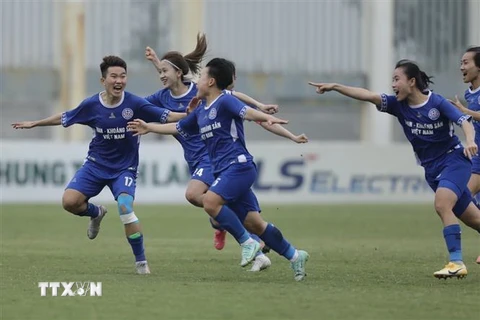 Các cầu thủ Than Khoáng sản Việt Nam ăn mừng khi đội nhà chính thức vô địch sau loạt đá luân lưu cân não. (Ảnh: Minh Quyết/TTXVN)