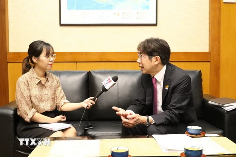 Đại sứ Kiya Masahiko, Phái đoàn Nhật Bản tại ASEAN trả lời phỏng vấn của phóng viên TTXVN. (Ảnh: Hữu Chiến/TTXVN)