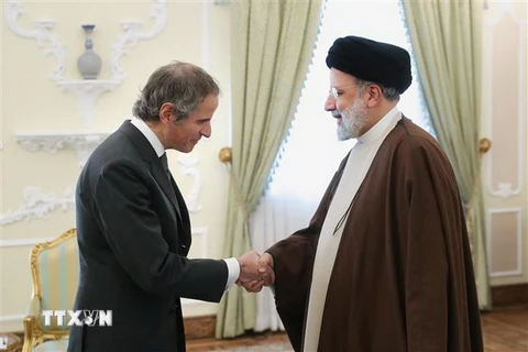 Tổng thống Iran Ebrahim Raisi (phải) và Tổng Giám đốc Cơ quan Năng lượng Nguyên tử Quốc tế (IAEA) Rafael Grossi (trái) tại cuộc gặp ở Tehran, ngày 4/3. (Ảnh: AFP/TTXVN)