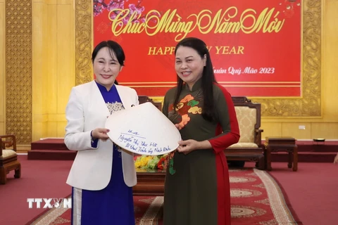 Bí thư Tỉnh ủy Ninh Bình Nguyễn Thị Thu Hà tặng bà Mori Masako chiếc nón lá truyền thống của Việt Nam. (Ảnh: Đức Phương/TTXVN)