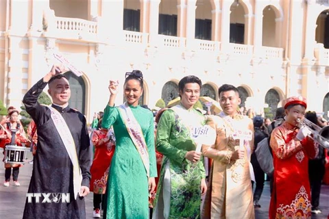 Hoa hậu H'Hen Niê cùng các đại sứ tham gia diễu hành. (Ảnh: Thu Hương/TTXVN)