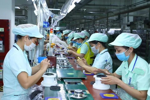 Hoạt động tại Công ty trách nhiệm hữu hạn điện tử Foster (Nhật Bản), chuyên sản xuất các loại loa tại Khu công nghiệp đô thị và dịch vụ VSIP Bắc Ninh. (Ảnh: Thống Nhất/TTXVN)