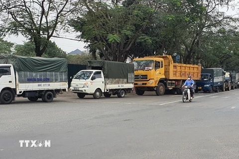 Nhiều đoàn xe nối đuôi nhau chờ đến lượt làm thủ tục đăng kiểm tại Trung tâm đăng kiểm xe cơ giới 88-01S, phường Khai Quang, thành phố Vĩnh Yên. (Ảnh: Nguyễn Trọng Lịch/TTXVN)
