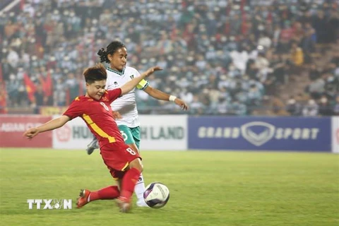 Tình huống tranh cướp bóng quyết liệt của các cầu thủ nữ U20 Việt Nam và nữ U20 Indonesia. (Ảnh: Tạ Toàn/TTXVN)