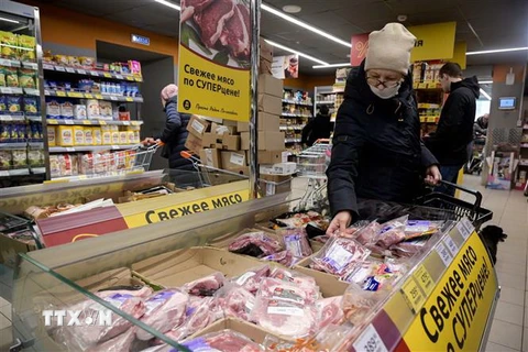 Người dân mua sắm tại siêu thị ở Moskva, Nga. (Ảnh: AFP/TTXVN)