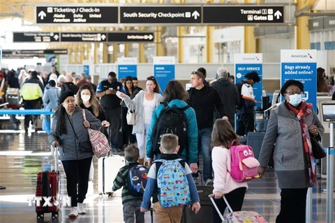 Hành khách làm thủ tục tại sân bay Ronald Reagan ở Arlington, Virginia, Mỹ. (Ảnh: AFP/TTXVN)