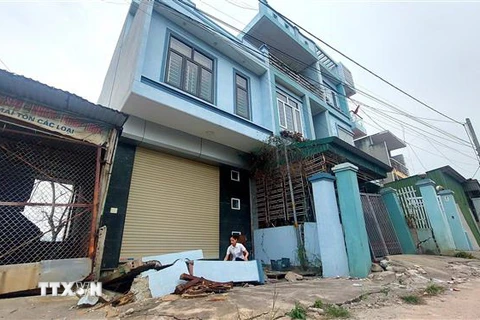 Những ngôi nhà kiên cố cao tầng của các hộ dân tổ 6 khu 3B phường Giếng Đáy bị nghiêng đổ, nứt tách nhiều vị trí. (Ảnh: Thanh Vân/TTXVN)