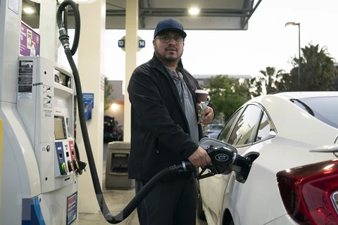 Người dân bơm xăng cho phương tiện tại trạm xăng ở Millbrae, California, Mỹ. (Ảnh: THX/TTXVN)