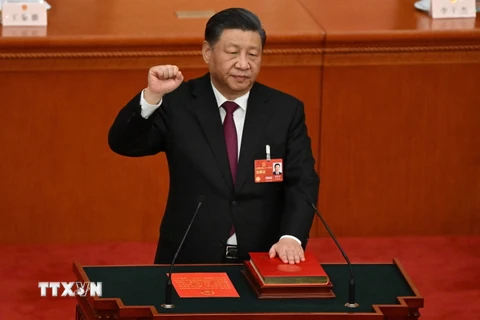 Ông Tập Cận Bình tuyên thệ nhậm chức sau khi được bầu lại làm Chủ tịch Trung Quốc kiêm Chủ tịch Quân ủy Trung ương nhiệm kỳ thứ ba liên tiếp, tại Bắc Kinh ngày 10/3/2023. (Ảnh: AFP/TTXVN)