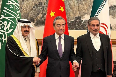 Từ trái sang: Cố vấn an ninh quốc gia Saudi Arabia Musaad bin Mohammed al-Aiban, Chủ nhiệm Văn phòng Ủy ban Công tác Đối ngoại Trung ương Đảng Cộng sản Trung Quốc Vương Nghị và Thư ký Hội đồng An ninh Quốc gia Tối cao Iran Ali Shamkhani. (Ảnh: Reuters)