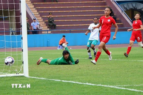 Cầu thủ số 18 Yuliana Awi ghi bàn thắng nâng tỷ số lên 2-0 cho U20 nữ Indonesia. (Ảnh: Trung Kiên/TTXVN)