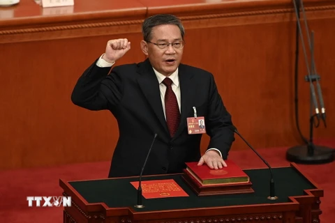 Ông Lý Cường tuyên thệ nhậm chức Thủ tướng Trung Quốc tại phiên họp toàn thể lần thứ 4 Kỳ họp thứ nhất Đại hội Đại biểu Nhân dân Toàn quốc (Nhân Đại, tức Quốc hội Trung Quốc) khóa XIV ở Bắc Kinh ngày 11/3. (Ảnh: AFP/TTXVN)