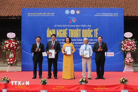 Phó trưởng Ban Tuyên giáo Trung ương Trần Thanh Lâm và Thứ trưởng Bộ Văn hóa, Thể thao và Du lịch Tạ Quang Đông trao huy chương Vàng ở các thể loại cho tác giả đoạt giải. (Ảnh: Thanh Tùng/TTXVN)