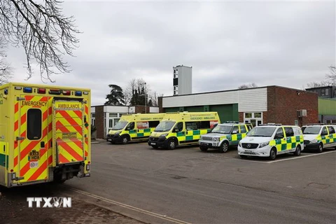 Xe cứu thương đỗ tại trạm ở London, Anh trong bối cảnh nhân viên tham gia đình công, ngày 20/2/2023. (Ảnh: AFP/TTXVN)