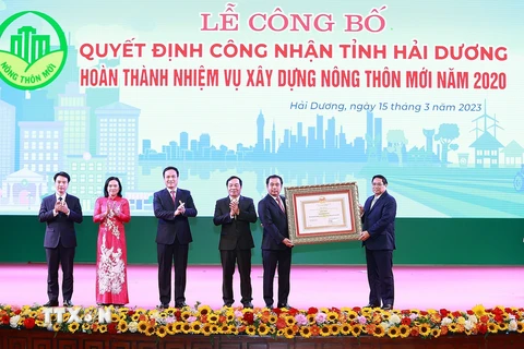 Thủ tướng Phạm Minh Chính trao Quyết định công nhận tỉnh Hải Dương hoàn thành nhiệm vụ xây dựng nông thôn mới. (Ảnh: Dương Giang/TTXVN)