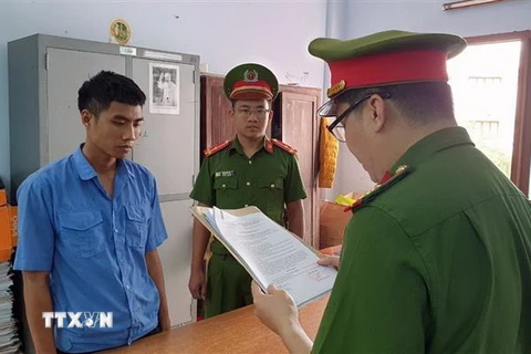 Cơ quan Cảnh sát điều tra tống đạt quyết định khởi tố đối với Võ Quốc Nhiên, sinh năm 1995, đăng kiểm viên. (Ảnh: TTXVN phát)