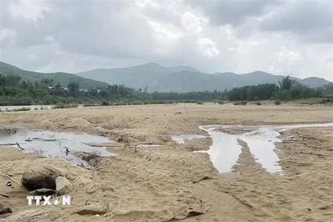 Bãi tập kết cát cùng xe cơ giới gần mỏ cát sông Vệ đoạn thôn Tân Long Trung, xã Ba Động. (Ảnh: Phạm Cường/TTXVN)