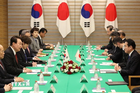 Quan hệ Hàn Quốc-Nhật Bản đang bước sang chương mới, được đánh dấu bằng cuộc gặp thượng đỉnh giữa Tổng thống Hàn Quốc Yoon Suk-yeol (thứ 3, trái) và Thủ tướng Nhật Bản Fumio Kishida (phải). (Nguồn: Yonhap/TTXVN)