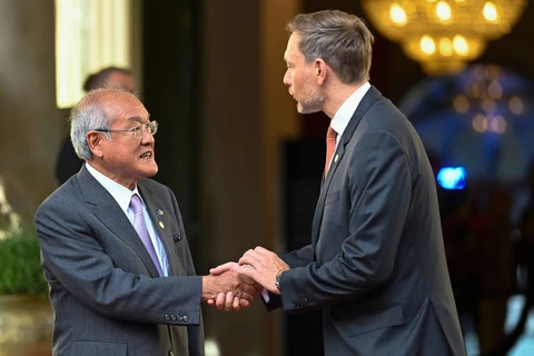 Bộ trưởng Tài chính Nhật Bản Shunichi Suzuki (trái) và người đồng cấp Đức Christian Lindner. (Nguồn: AFP)