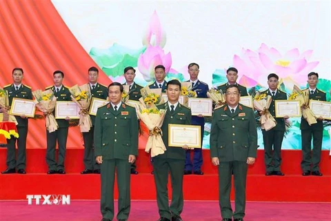 Thượng úy Vũ Văn Cường (giữa) tại Lễ tuyên dương Gương mặt trẻ tiêu biểu năm 2023, do Bộ Tư lệnh Bộ đội Biên phòng tổ chức tại Bắc Giang. (Ảnh: TTXVN phát)