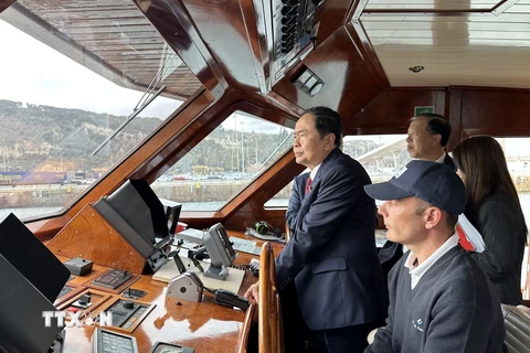 Phó Chủ tịch thường trực Quốc hội Trần Thanh Mẫn thăm cảng biển nước sâu Barcelona. (Ảnh: Thu Hà/TTXVN)