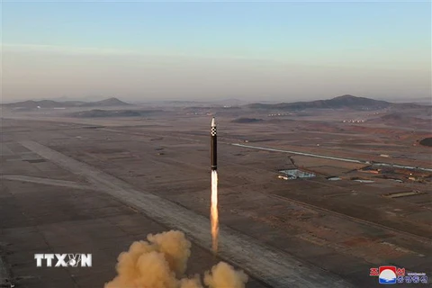 Tên lửa đạn đạo liên lục địa Hwasong-17 được Triều Tiên phóng thử tại Sân bay quốc tế Bình Nhưỡng. (Ảnh: Yonhap/TTXVN)