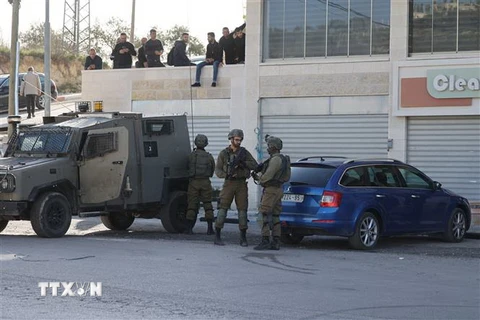Binh sỹ Israel gác tại khu vực phía tây Nablus ở khu Bờ Tây bị chiếm đóng, ngày 12/3. (Ảnh: AFP/TTXVN)