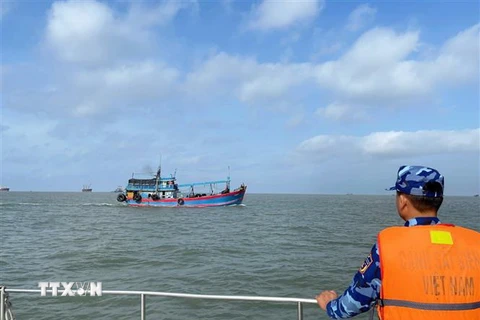 Lực lượng cảnh sát biển dẫn giải tàu cá về cảng Hải đội 301 tại thành phố Vũng Tàu. (Ảnh: TTXVN phát)