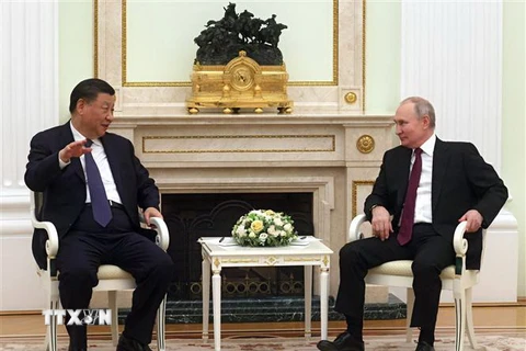 Tổng thống Nga Vladimir Putin (phải) trong cuộc gặp Chủ tịch Trung Quốc Tập Cận Bình tại thủ đô Moskva, ngày 20/3/2023. (Ảnh: AFP/TTXVN)