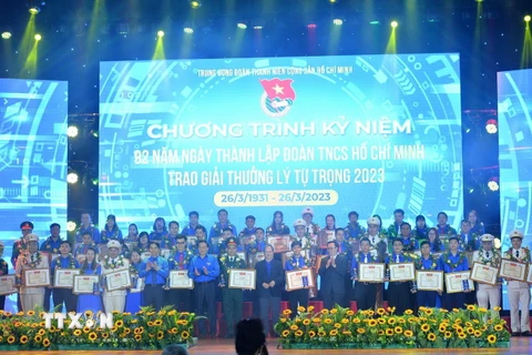 Bí thư thường trực BCH Trung ương Đoàn, Chủ tịch Hội Liên hiệp Thanh niên Việt Nam Nguyễn Ngọc Lương cùng các đại biểu trao Giải thưởng Lý Tự Trọng năm 2023 cho các cán bộ đoàn xuất sắc toàn quốc. (Ảnh: Minh Đức/TTXVN)