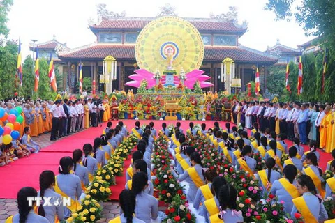Quang cảnh đại lễ Phật đản Phật lịch 2566 tại Tổ đình Từ Đàm, thành phố Huế. (Ảnh: Tường Vi/TTXVN)