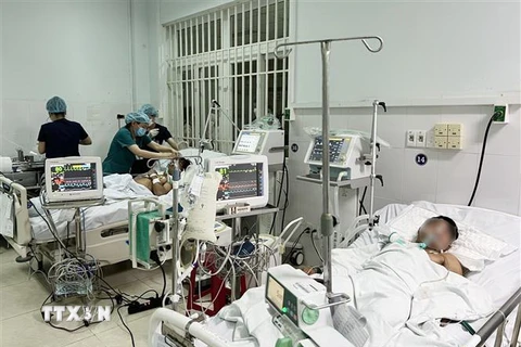 Bệnh nhân ngộ độc botulinum được điều trị tại Bệnh viện Đa khoa Khu vực Bắc Quảng Nam. (Ảnh: TTXVN phát)
