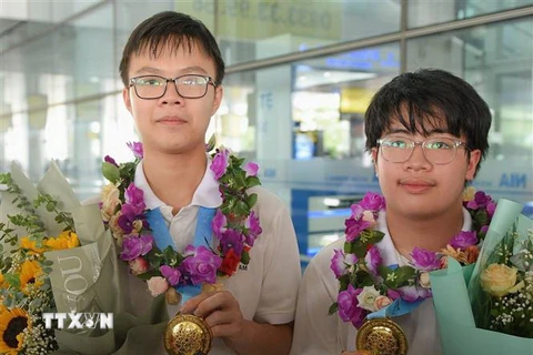 Ngô Quý Đăng (bên phải) giành huy chương Vàng Olympic Toán học quốc tế 2022 với số điểm tuyệt đối 42/42. (Ảnh: TTXVN phát)