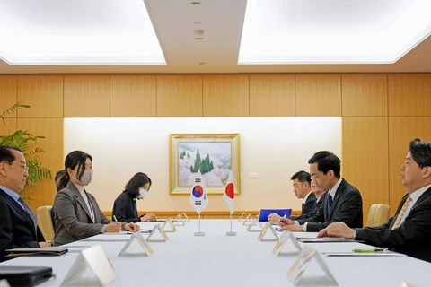 Quang cảnh cuộc hội đàm giữa Bộ trưởng Ngoại giao Nhật Bản Yoshimasa Hayashi (phải) và Bộ trưởng Thống nhất Hàn Quốc Kwon Young Se. (Nguồn: Kyodo)