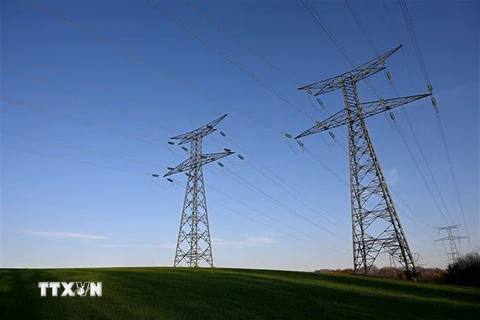 Đường điện cao thế tại Saint-Laurent-de-Terregatte, miền tây nước Pháp. (Ảnh: AFP/TTXVN)