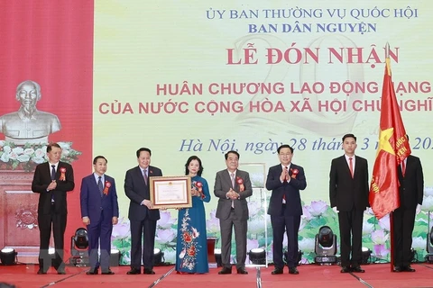 Chủ tịch Quốc hội Vương Đình Huệ trao Huân chương Lao động hạng Nhì của Chủ tịch nước tặng Ban Dân nguyện. (Ảnh: Doãn Tấn/TTXVN)