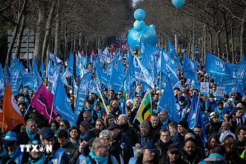 Biểu tình phản đối dự luật cải cách hưu trí của Chính phủ Pháp tại Paris ngày 16/2. (Ảnh: THX/TTXVN)