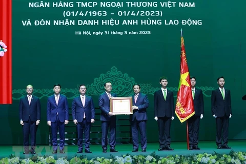 Thủ tướng Phạm Minh Chính trao Danh hiệu Anh hùng Lao động cho Ngân hàng thương mại cổ phần Ngoại thương Việt Nam. (Ảnh: Dương Giang/TTXVN)