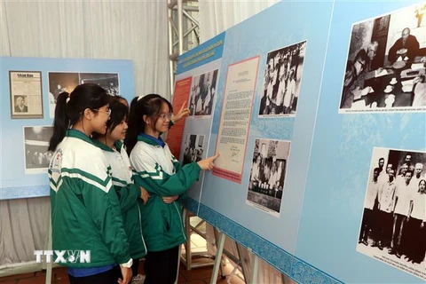 Các em học sinh tham quan trưng bày chuyên đề 'Đồng chí Nguyễn Lương Bằng - tấm gương người cộng sản mẫu mực.' (Ảnh: Mạnh Tú/TTXVN)