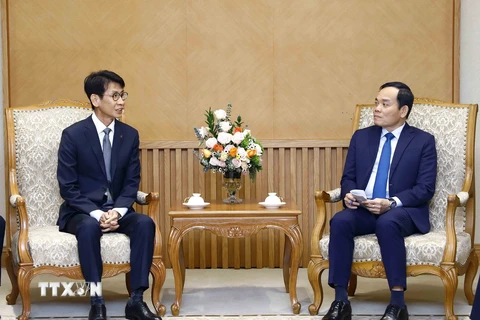 Phó Thủ tướng Trần Lưu Quang tiếp Phó Chủ tịch Công ty LG Display Kim Myoung-kyu. (Ảnh: An Đăng/TTXVN)