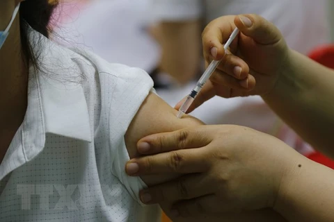 Nhân viên y tế tiêm vaccine cho người dân. (Ảnh: Nam Sương/TTXVN)