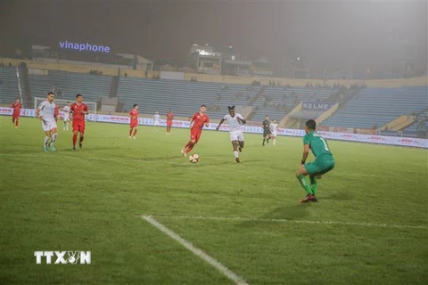 Pha tranh bóng giữa Câu lạc bộ Thép Xanh Nam Định và Câu lạc bộ Hải Phòng tại Cup Quốc gia năm 2023. (Ảnh: Công Luật/TTXVN)