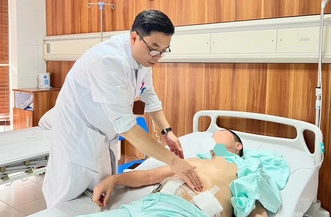 Bệnh nhân Q được chăm sóc sau phẫu thuật tại Bệnh viện Hữu nghị Việt-Đức.