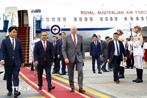 Chủ nhiệm Văn phòng Chủ tịch nước Lê Khánh Hải đón Toàn quyền Australia David Hurley tại Sân bay quốc tế Nội Bài. (Ảnh: An Đăng/TTXVN)