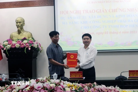 Chủ tịch UBND tỉnh Hà Nam Trương Quốc Huy trao Giấy chứng nhận đăng ký đầu tư cho Công ty trách nhiệm hữu hạn Hợp Tiến. (Ảnh: Nguyễn Chinh/TTXVN)