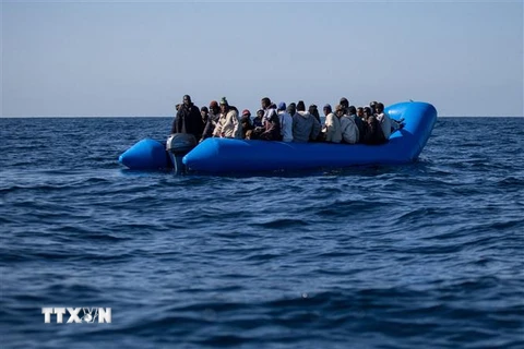 Người di cư được giải cứu trên Địa Trung Hải trong hành trình di cư bất hợp pháp đến châu Âu. (Ảnh: AFP/TTXVN)