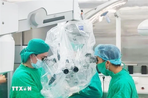 Các bác sỹ Bệnh viện Đa khoa tỉnh Thanh Hóa sử dụng kính vi phẫu để phẫu thuật cắt bỏ khối u não cho bệnh nhân. (Ảnh TTXVN phát)